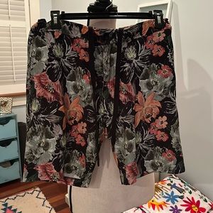 Good man shorts with cinch waist, men’s size small